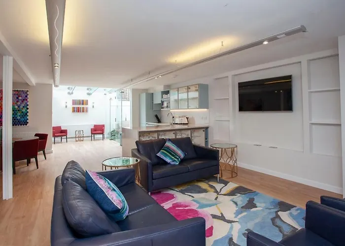 Spacious Georgian Coach House With Parking