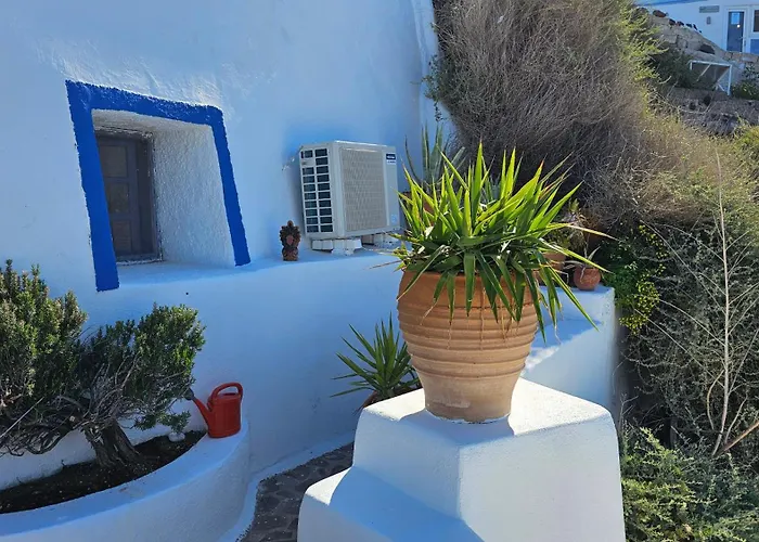 Cactus Cave House On The Caldera