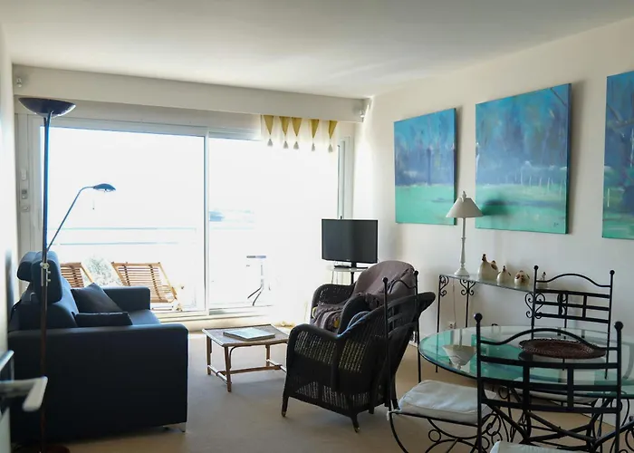 Appartement Spacieux Idealement Situe Sur Le Remblai Des Sables Dolonne