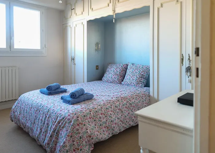 Appartement Spacieux Idealement Situe Sur Le Remblai Des Sables Dolonne