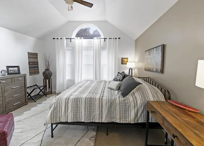 Lovely 4 Bdr Home With Private Hot Tub Near Trails