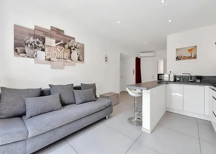 Nice 2 Rooms In The Heart Of Cannes