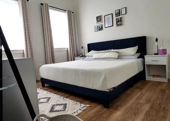 Entire Spacious Vacation Home - 1 Mile To All Attractions