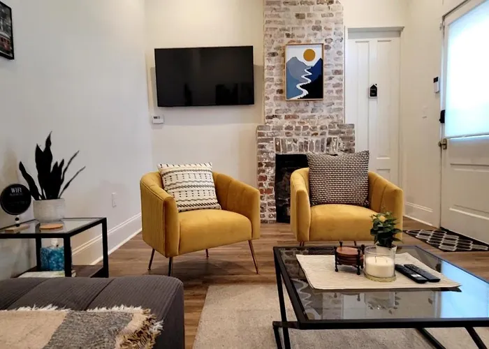 Entire Spacious Vacation Home - 1 Mile To All Attractions