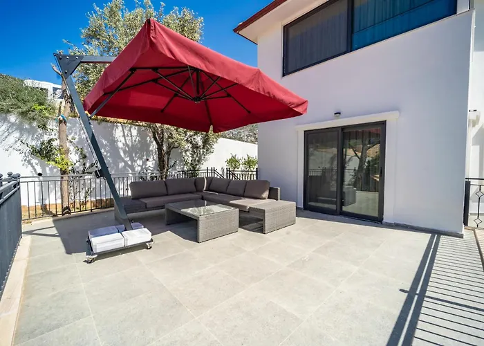 Spacious Centrally Located 4-Bedroom Villa With Sea Views And Pool Heating