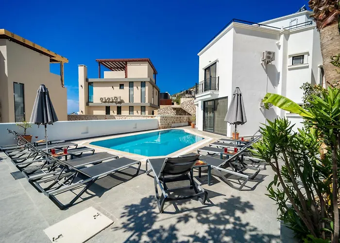 Spacious Centrally Located 4-Bedroom Villa With Sea Views And Pool Heating
