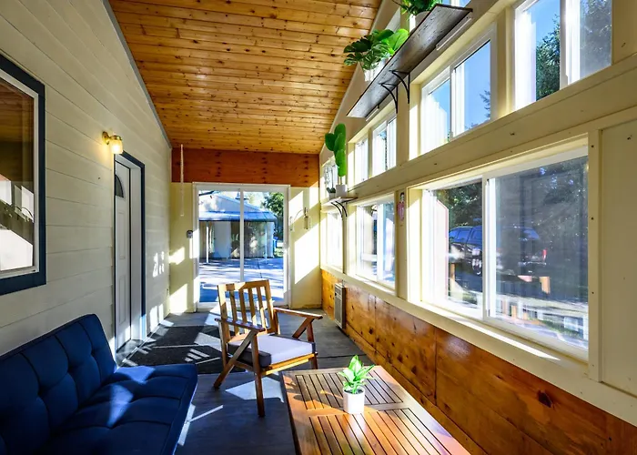 Blue House - Private 2 Bed, 2 Bath Home With Garage