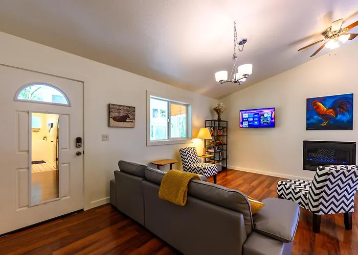 Blue House - Private 2 Bed, 2 Bath Home With Garage