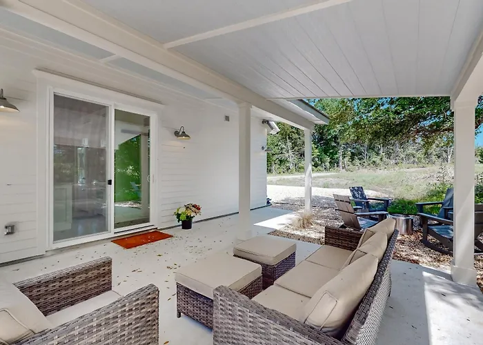 Off-Grid & Elegant Farmhouse Near Somerville Lake