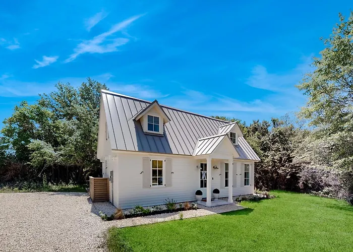 Off-Grid & Elegant Farmhouse Near Somerville Lake