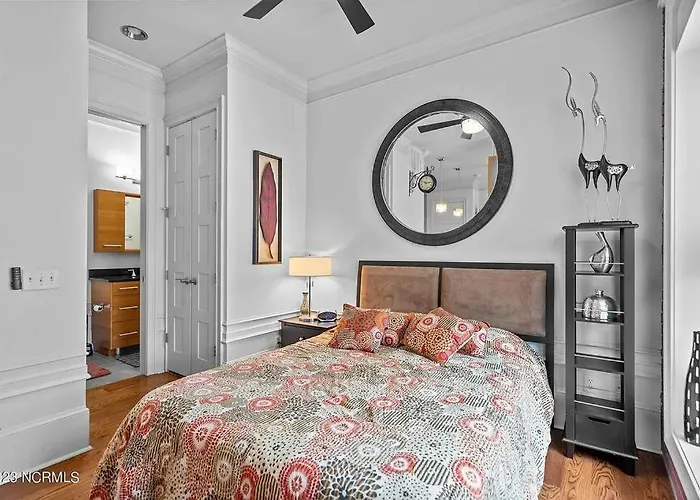 Downtown Condo*Balcony*River*Pet Friendly*Beach