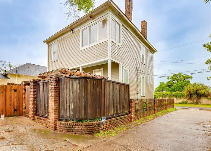 Walk To Downtown: Historic Home In Mobile