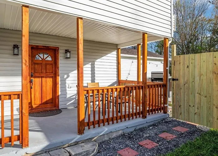 Pondview 4Br Cabin-Walk To Caverns, Hot Tub, Wi-Fi