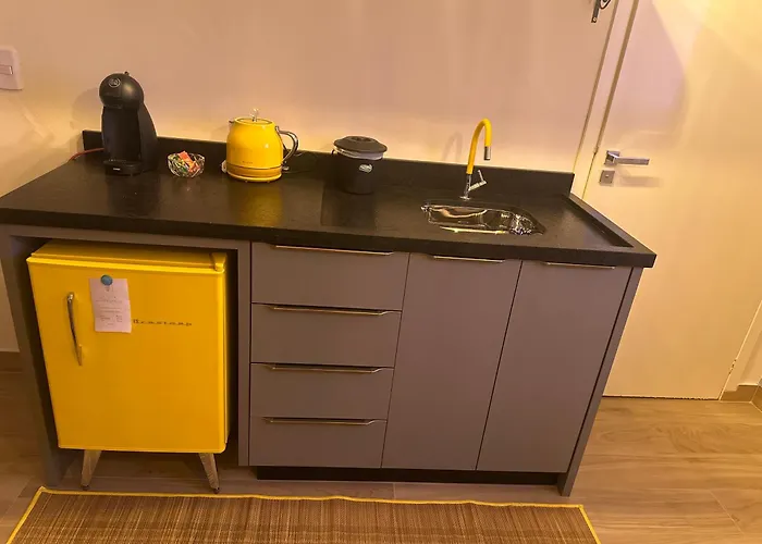 La vita hospedaria studio amarelo