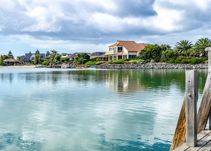 Lakehouse28 Waterfront Resort Living Encounter Bay - Byo Linen