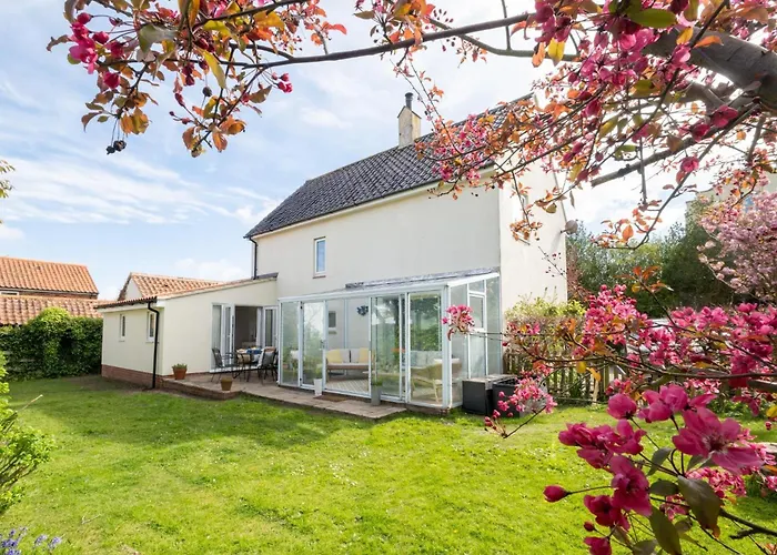 Annies House, #Thorpeness - Close To The Beach, Thorpeness Boating Meare, Golf And Country Club And Dolphin Public House - Close To #Aldeburgh - Manage By Aldeburgh Coastal Cottages