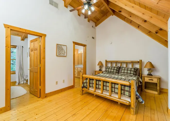 New! Lakeview Retreat - 3 Bed, Hot Tub, Ping-Pong