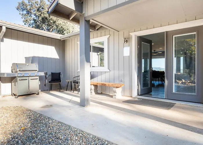 Rolling Oaks Ranch - 200 Acres Of Lakeside Beauty & Countryside Serenity
