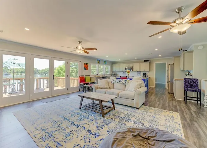 Luxurious Stay On Lake Murray
