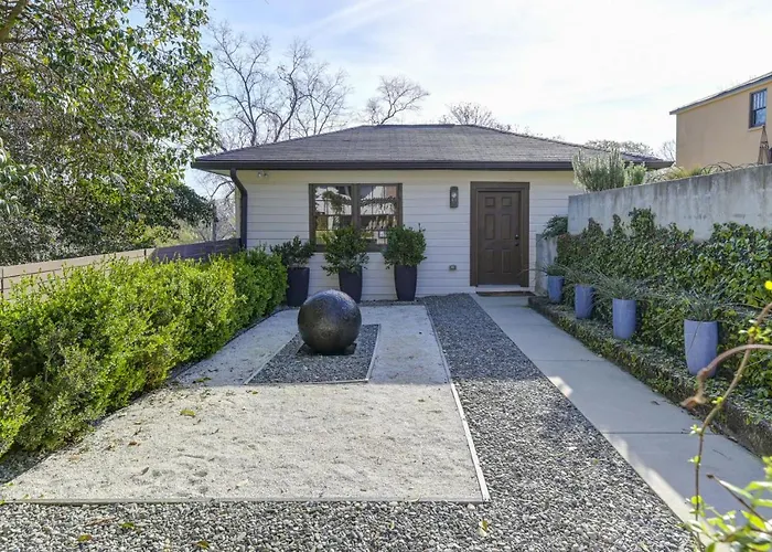 Downtown Cottage - Zen Garden