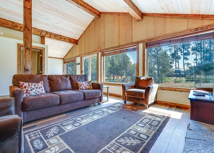 Donnelly Cabin W/ Fire Pit: 5 Mi To Boat & Ski!