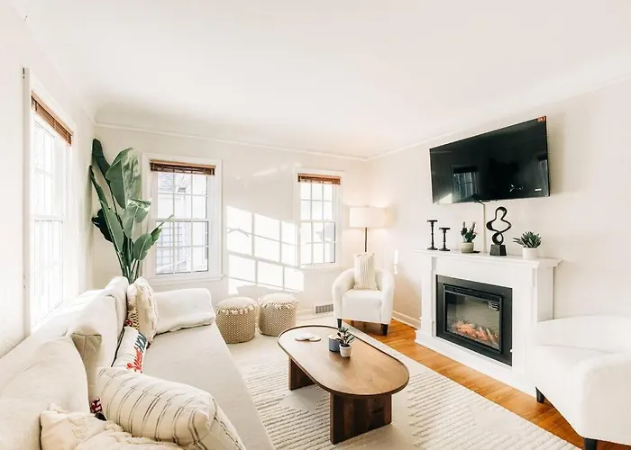 Enchanting And Comfy Urban Cottage With Renovated Rustic Den By Como Park & Mn State Fair