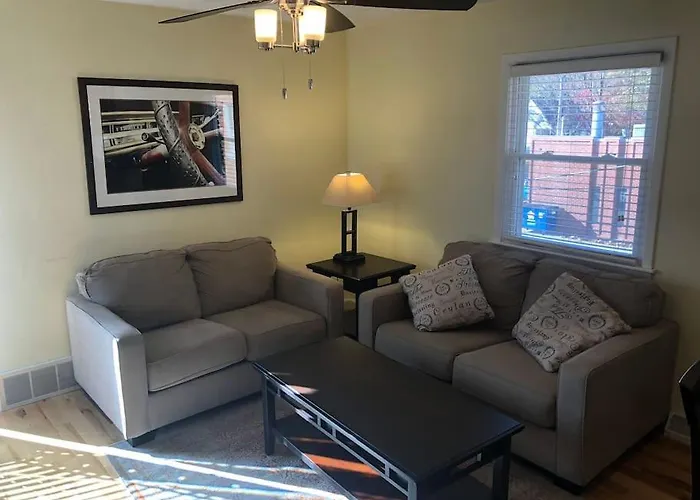 Entire Apartment Close To Downtown - 2 Queen Beds