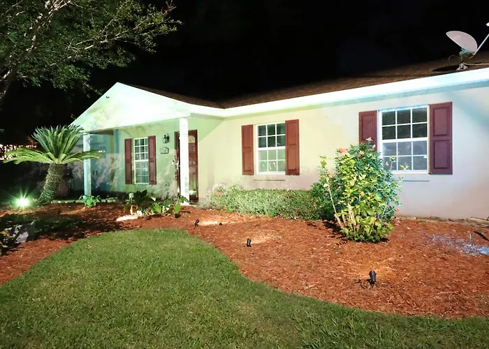 3 Bdrms & Private Backyard Tiki Courtyard & More