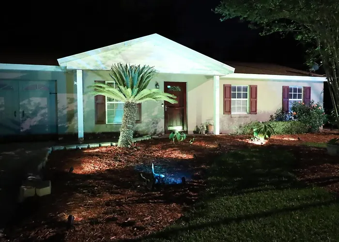 3 Bdrms & Private Backyard Tiki Courtyard & More