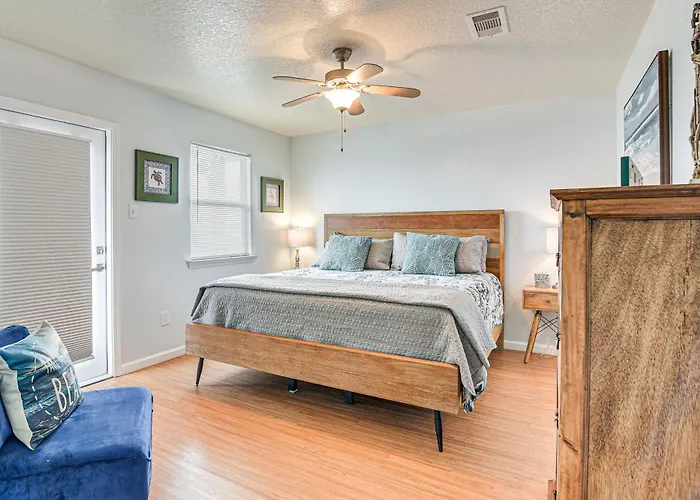 Walk To Shore & Eats: Surfside Beach House