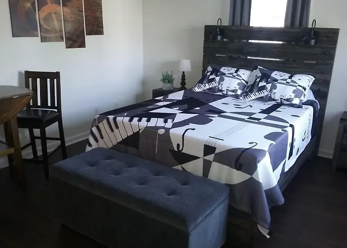 Music Studio Getaway, Close To Entertainment!