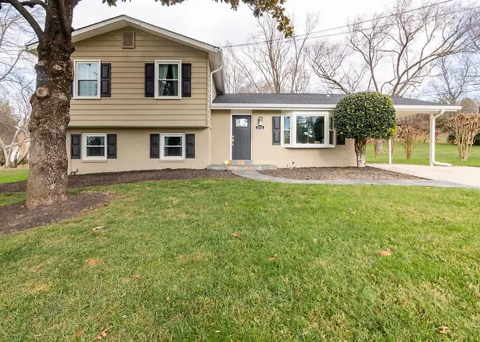 5 Bedrooms With 4 Full Bath Fire Pit Bbq And Plush Amen On 1 2 Acre