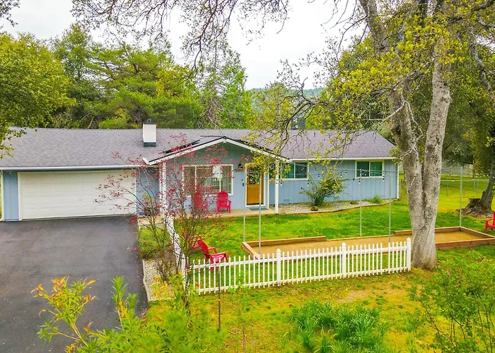 Walk To Dtwn! Dog-Friendly Oakhurst Gem W/ Yard
