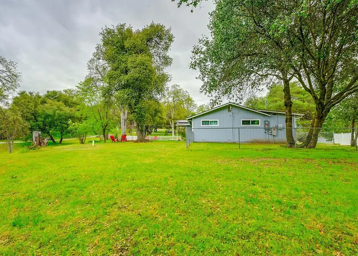 Walk To Dtwn! Dog-Friendly Oakhurst Gem W/ Yard