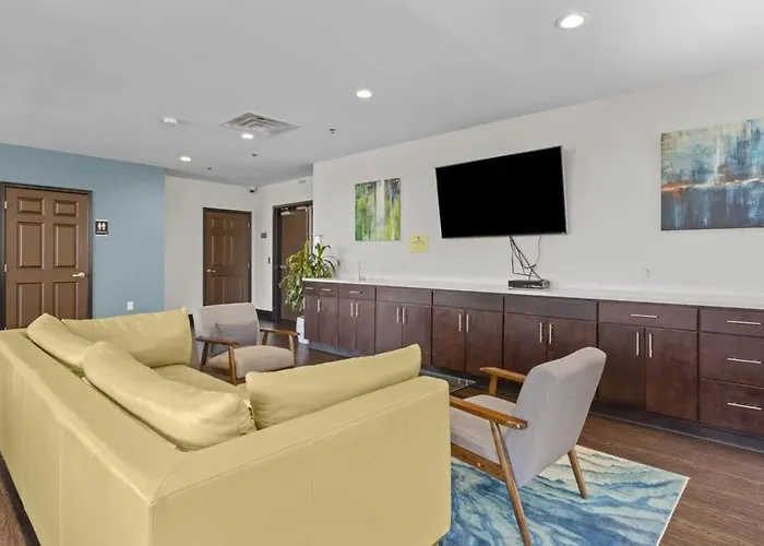 2Br Downtown Apartment With Gym & Deck