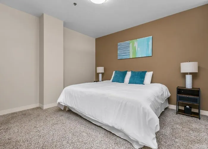 2Br Downtown Apartment With Gym & Deck