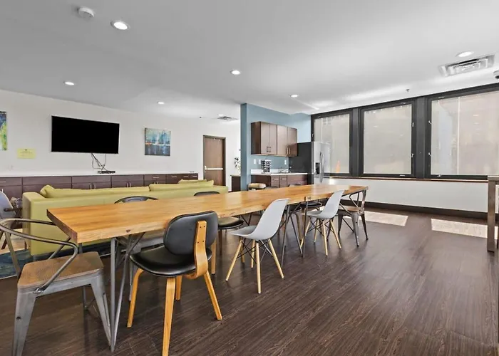 2Br Downtown Apartment With Gym & Deck