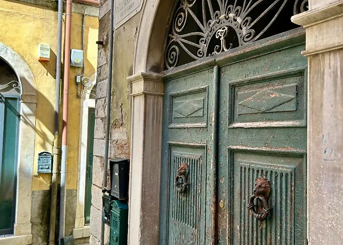 La Porta Sui Monti Di Luna
