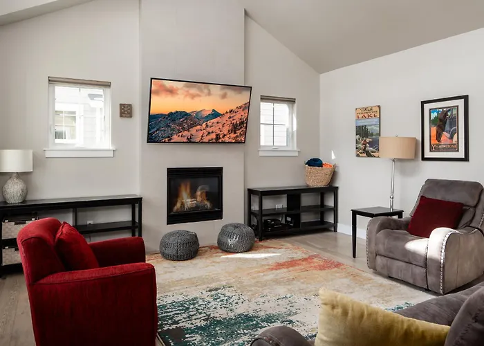 Southbridge Cottage: Cozy And Modern Home