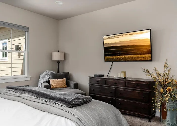 Southbridge Cottage: Cozy And Modern Home