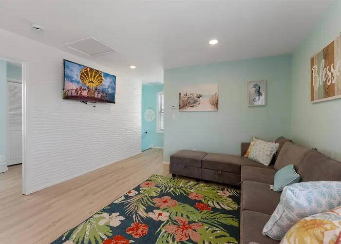 Short Walk To The Beach Modern 2 Bedroom Summer Getaway