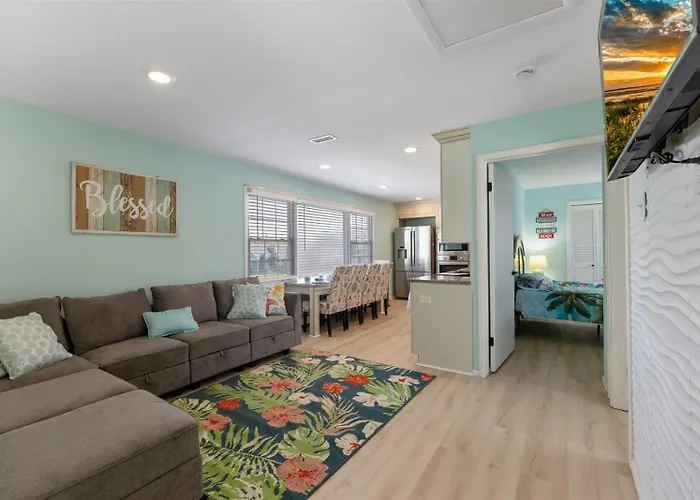 Short Walk To The Beach Modern 2 Bedroom Summer Getaway