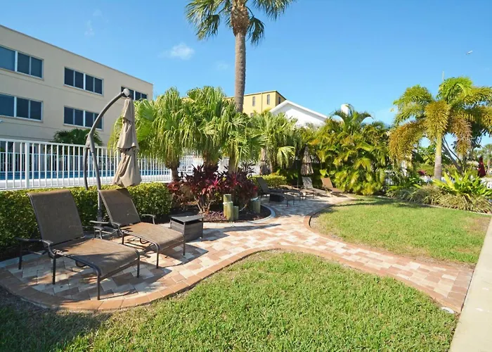 Treasure Island Beach, Fl Waterfront Condo Located Steps Away From The Intracoastal Waterway