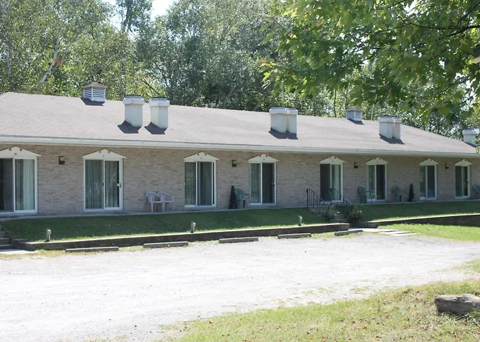 Colonial Bay Motel And Cottages