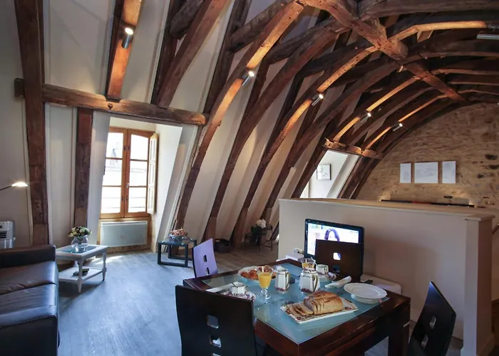 Le Grenier Du Chapitre Son Loft Avec Les Poutres Et L'Appartement Une Chambre Sans Les Poutres