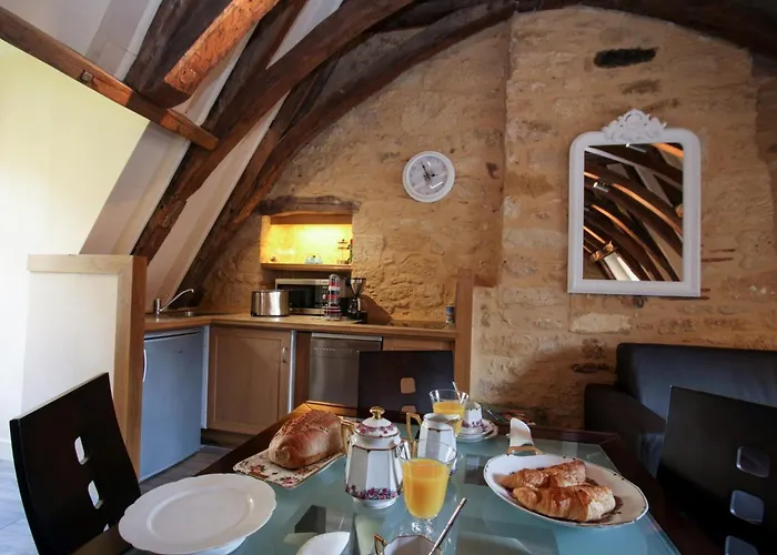Le Grenier Du Chapitre Son Loft Avec Les Poutres Et L'Appartement Une Chambre Sans Les Poutres