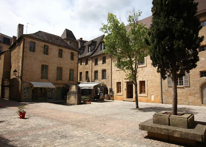 Le Grenier Du Chapitre Son Loft Avec Les Poutres Et L'Appartement Une Chambre Sans Les Poutres