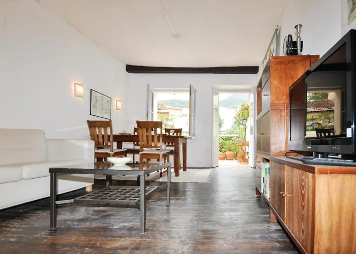 Gorgeous Home In Ceret With House A Mountain View