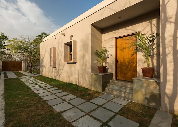 Stayvista The Owl House: Hillside Villa with Terrace and Lawn