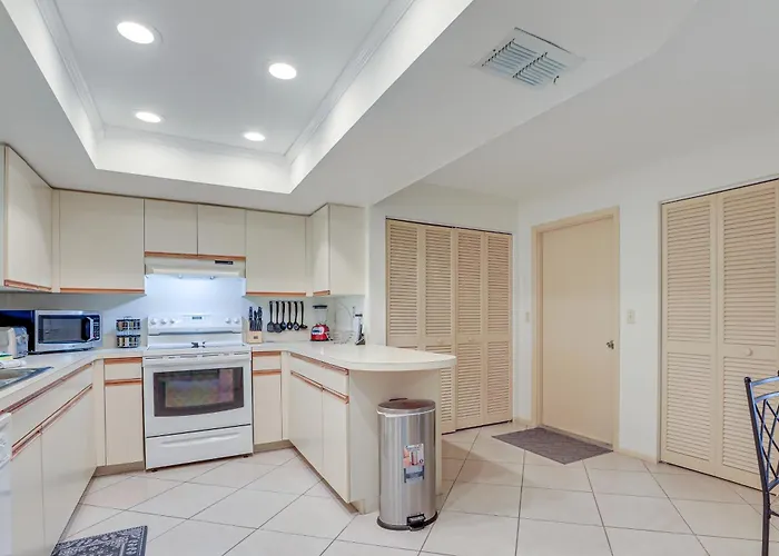 Lanai + Community Pool Access: Sarasota Oasis!